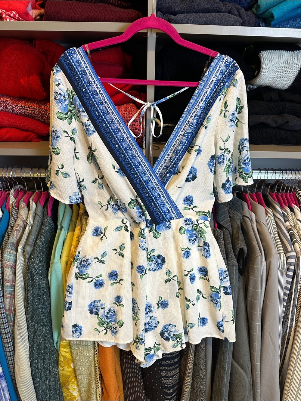 Trixxi white/blue floral half sleeve v neck lined back tie romper size M